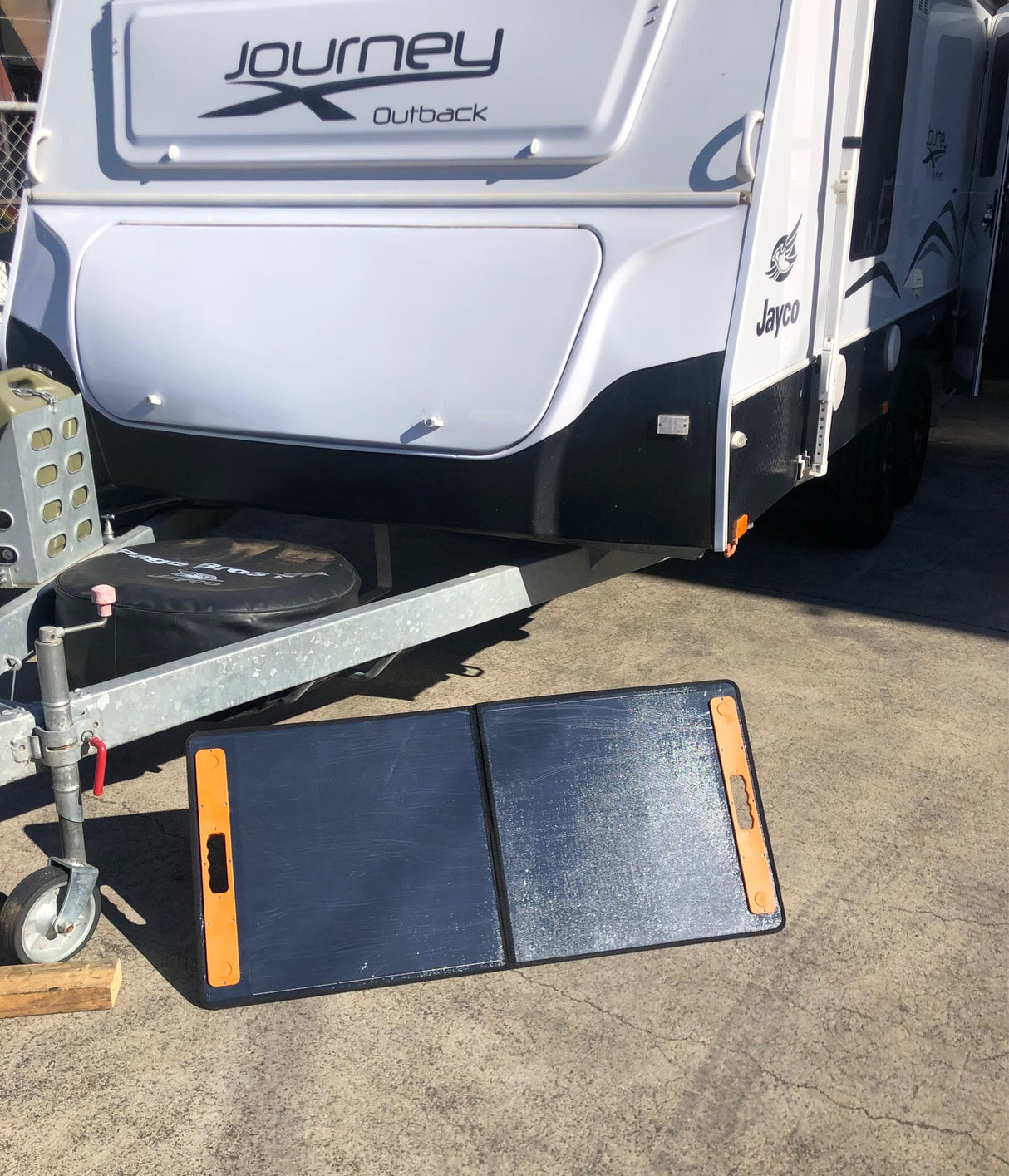 CARAVAN/CAMPING PORTABLE SOLAR PANEL 100W